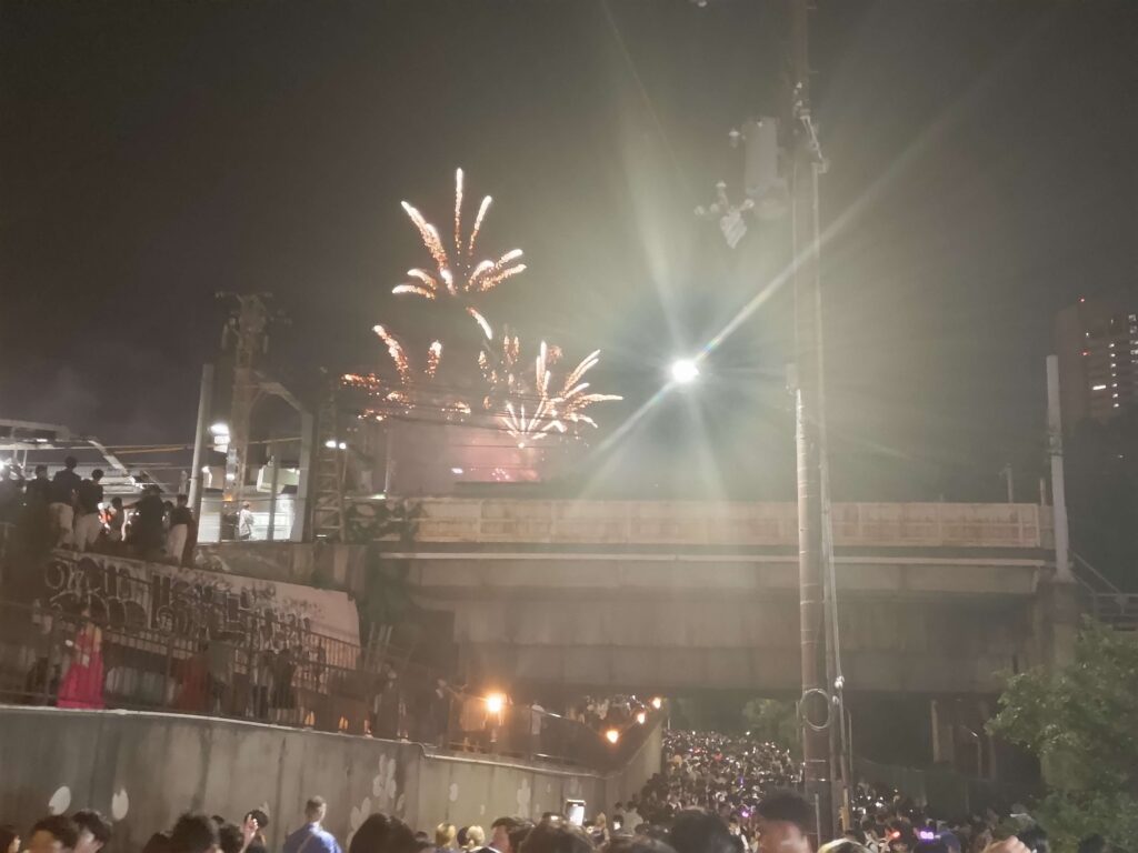 桜ノ宮駅と花火